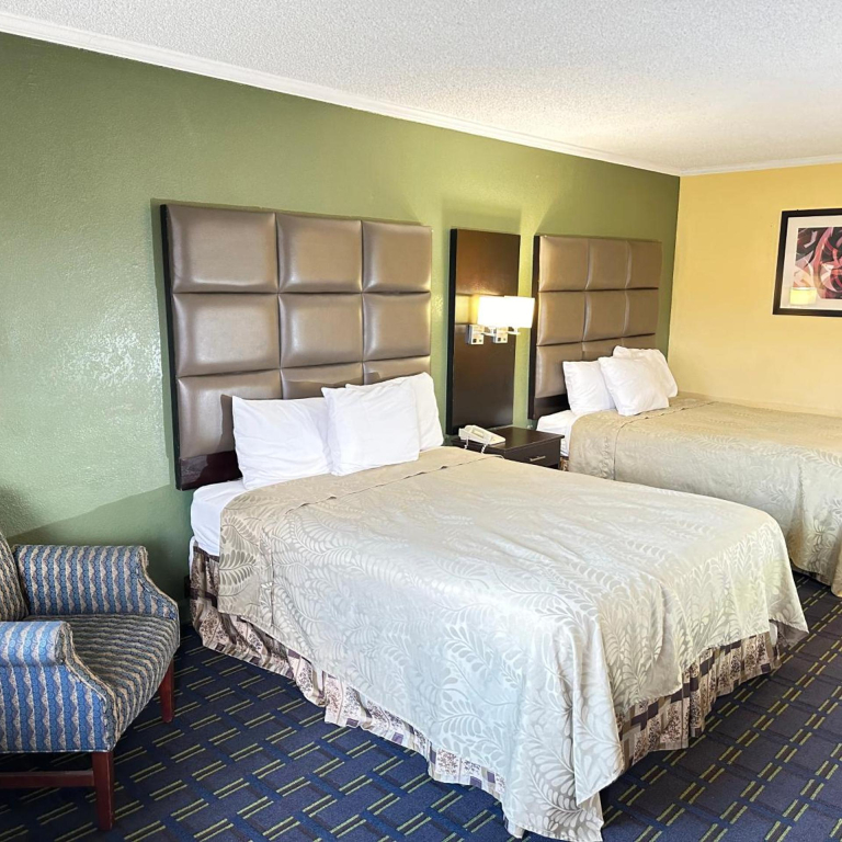 Rodeway Inn & Suites Plymouth Hwy 64