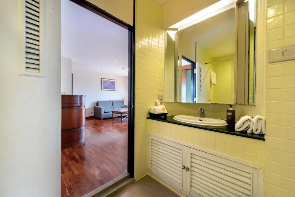 Bandara Silom Suites