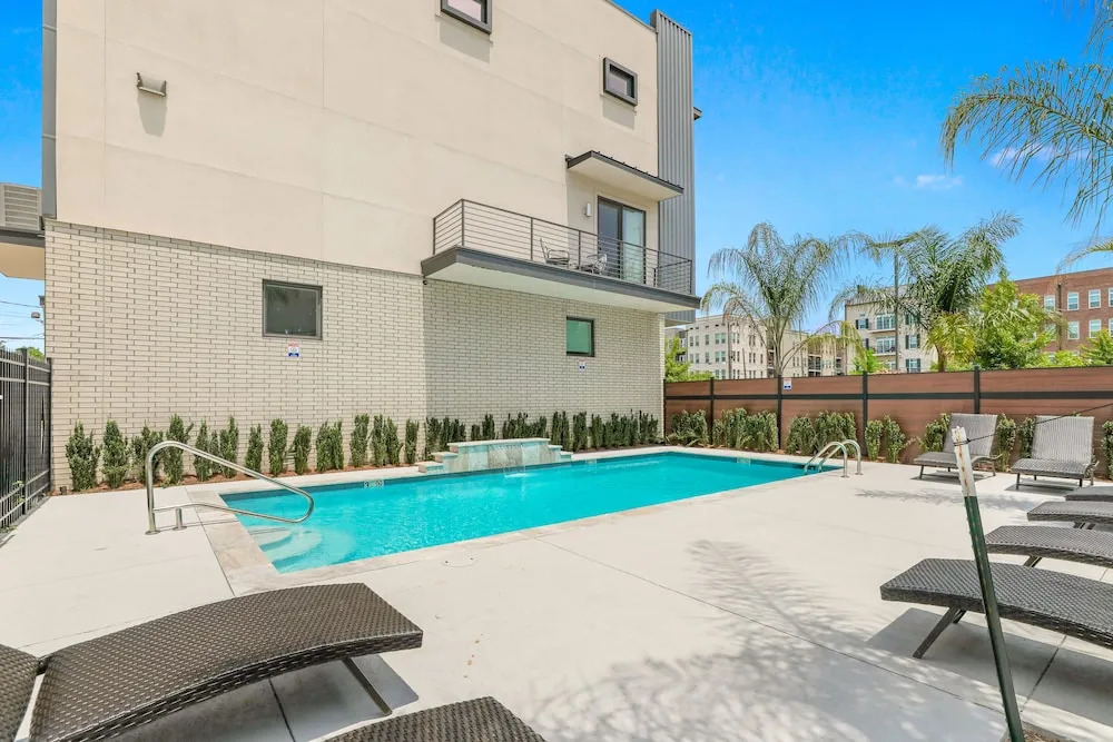 4BR Modern Townhouse in Mid City