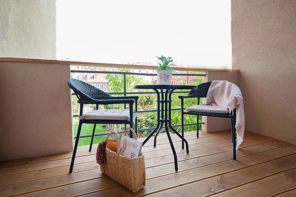 2BDR Design Apartment with Beautiful Terrace View