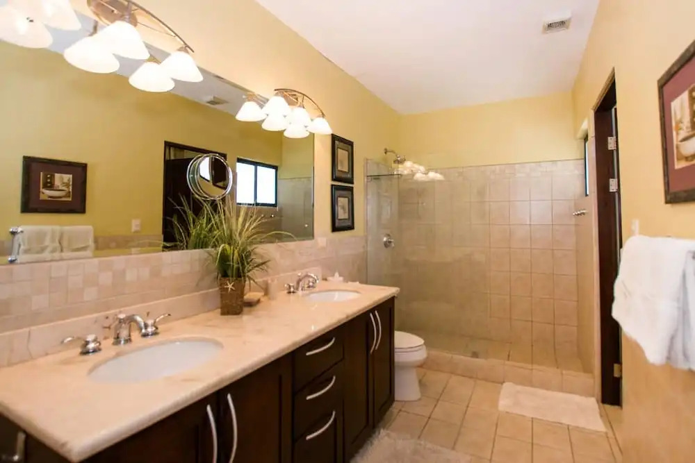 Casa del Sol-4 Secured and Quiet Complex - Minute Walk to the Beach