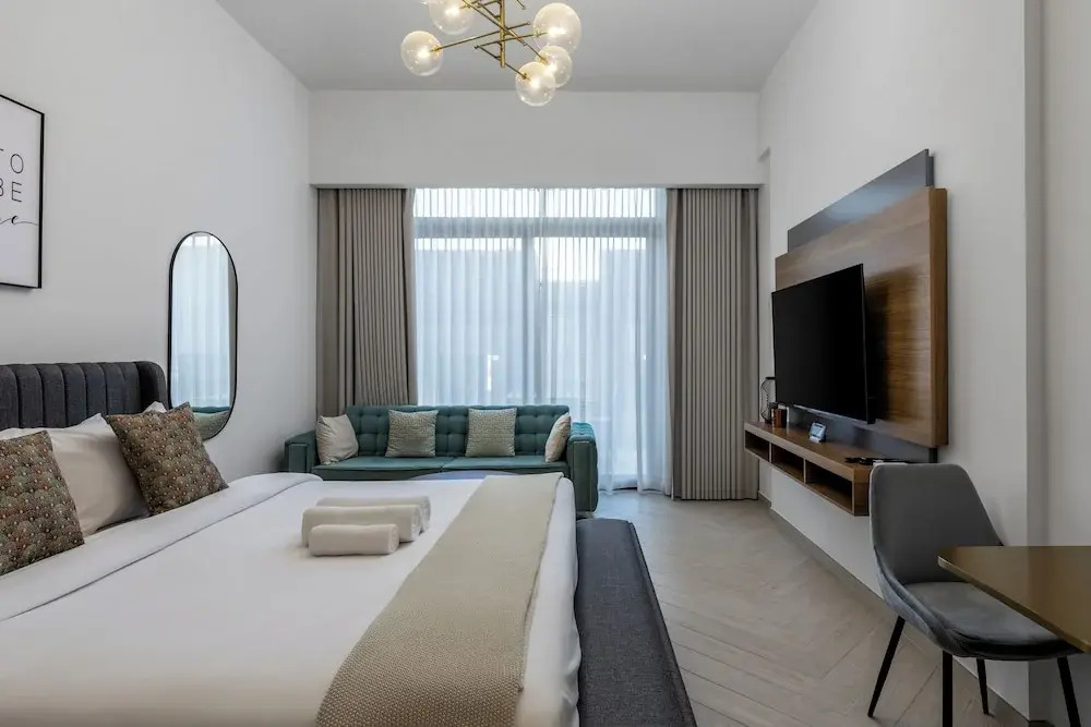 Waves - Elegant Oxford 212 Studio in JVC with City Views