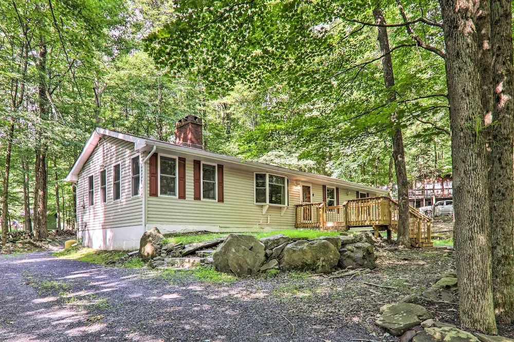 Sunroom, Fire Pit + Sauna: Lake Locust Village Gem