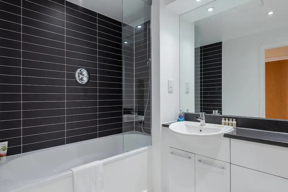 1Br Flat With Balcony And Gym In High Rise Building