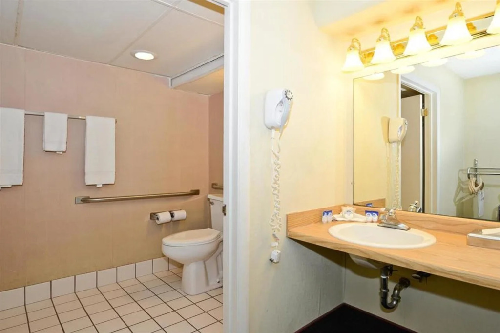 Howard Johnson by Wyndham Saint Joseph Benton Harbor