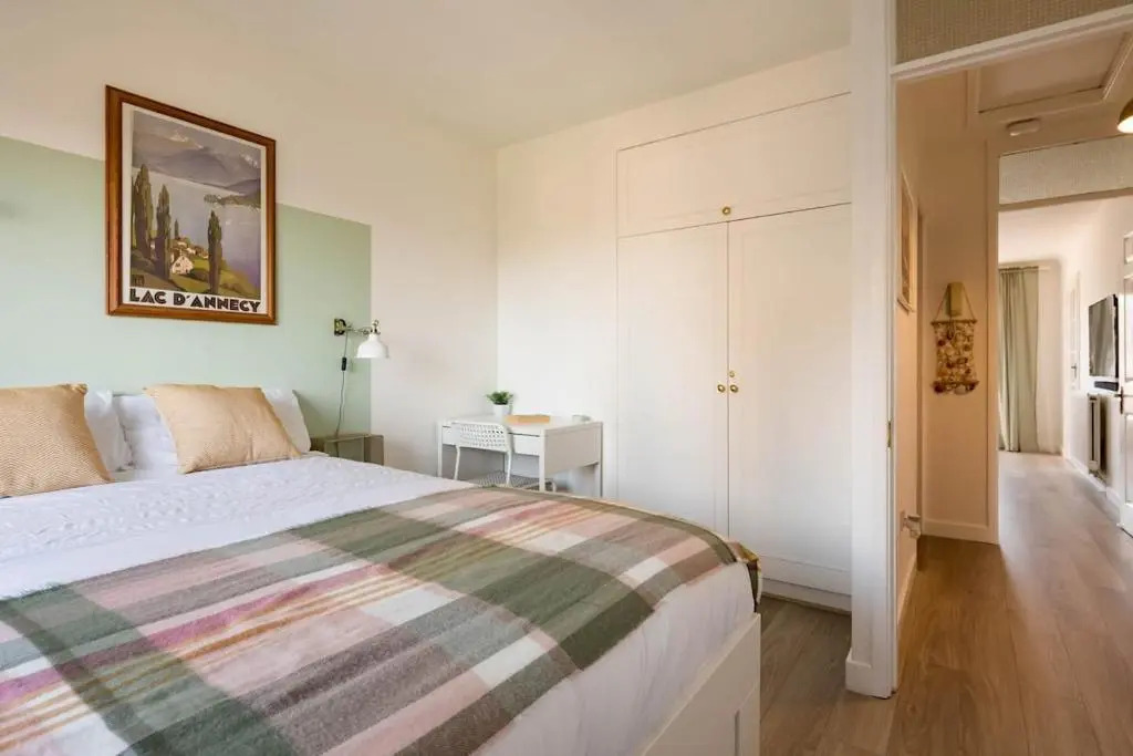 Stylish apartment with balcony, minutes from beach