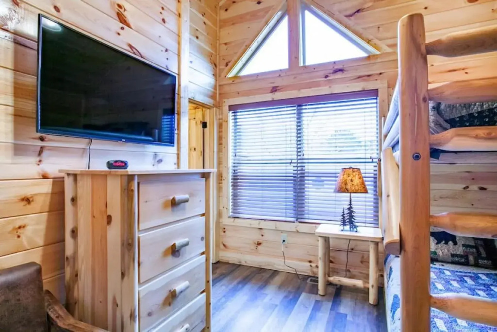 Swimming Bears Lodge Two Cabins with Pools and HotTubs