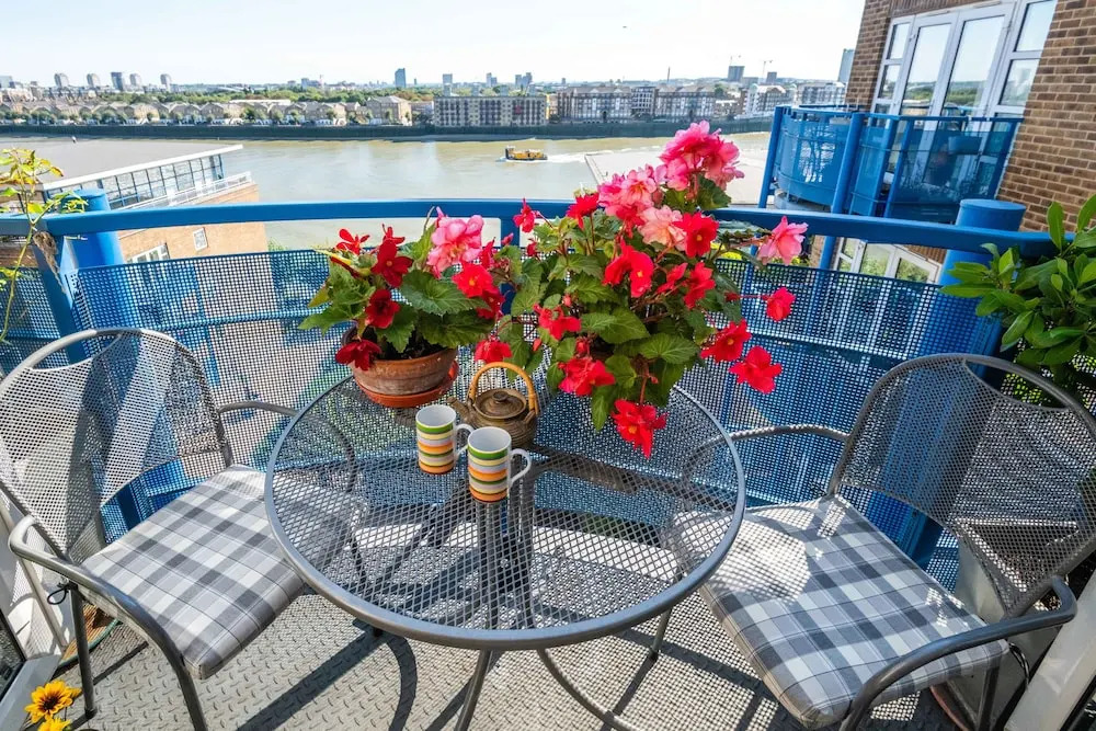 Delightful Wapping Home with Stunning River Views