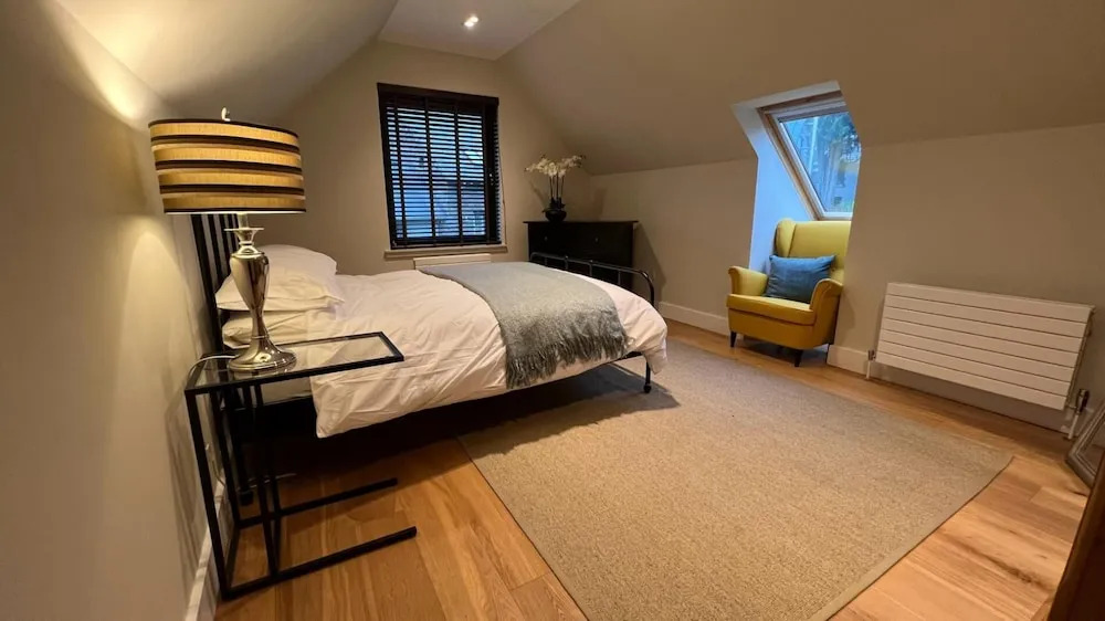 NEW 1BD Contemporary Home Upper Dunblane