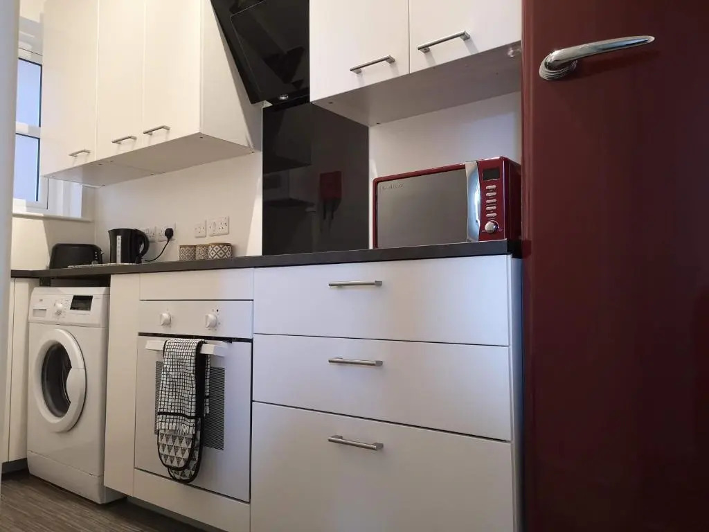 2 Bedroom Apartment at Kent Escapes Short Lets & Serviced Accommodation Kent, Bouverie Escape Folkestone with Wifi