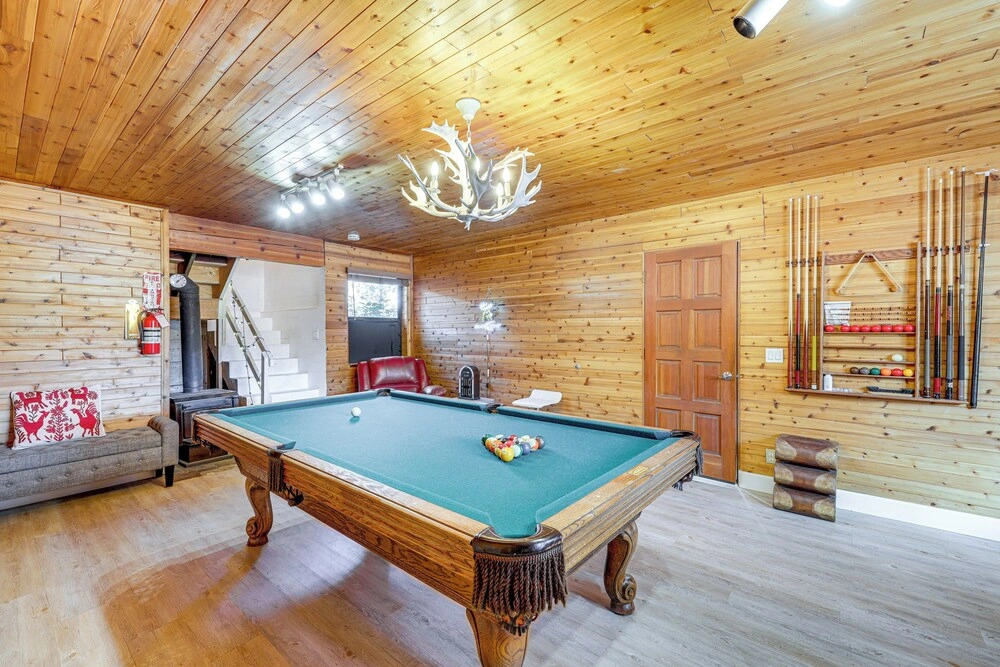 Wraparound Deck & Grill: Wrightwood Cabin Near PCT