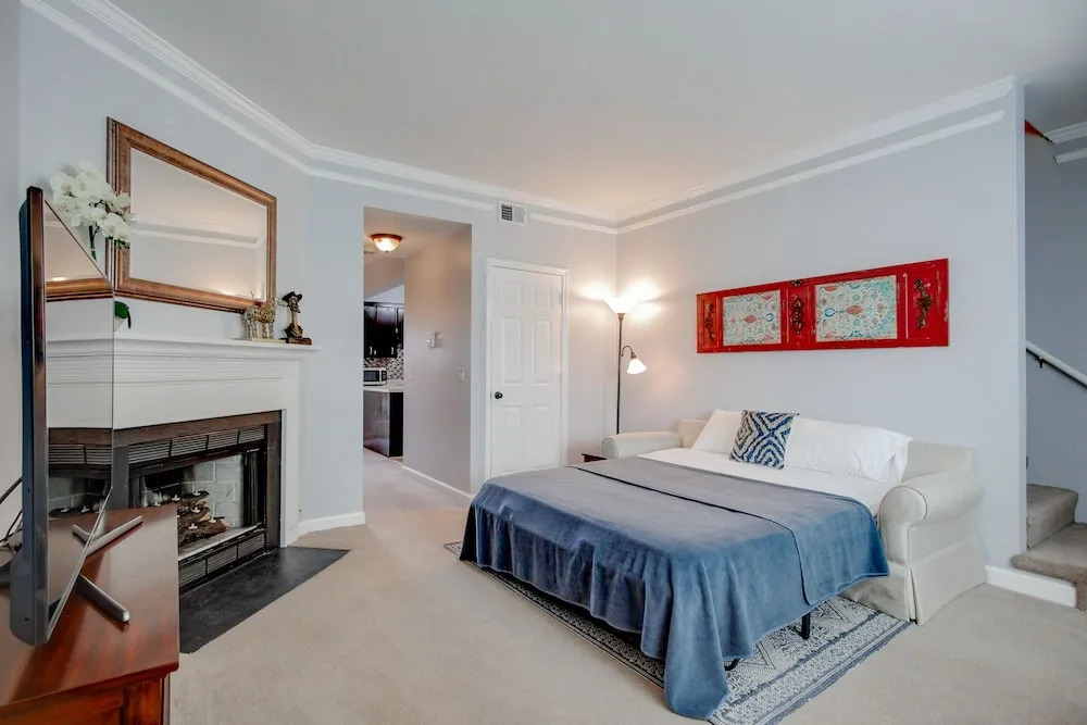 Long Blvd Condo Unit E3 - 2 Br Condo