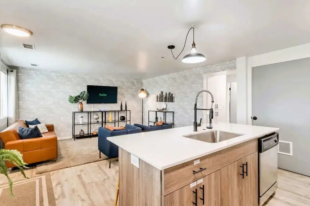 Convenient 2BR Apt w/ Parking, Near Downtown SLC