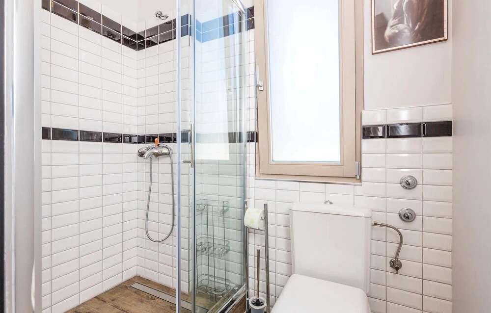 Amazing Home in Icici With Wifi and 5 Bedrooms