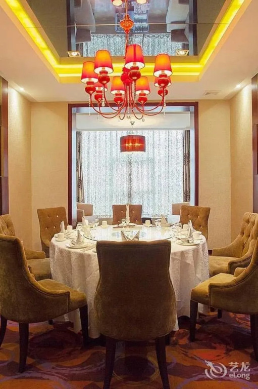 Rongcheng Celebrity Hotel High Speed Rail Station Shop