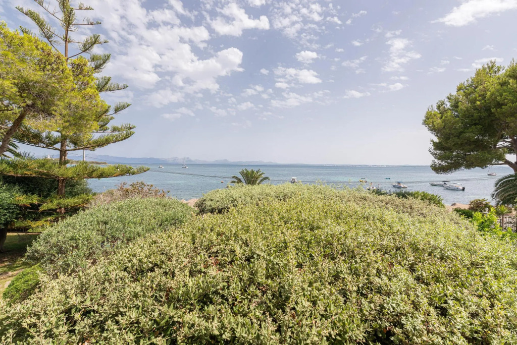 LA CASA DEL FAR - Wonderful semi-detached house facing the sea in Alcanada. Free WiFi.