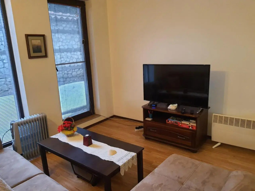 Homey 1-bed condo, fastest internet, free parking