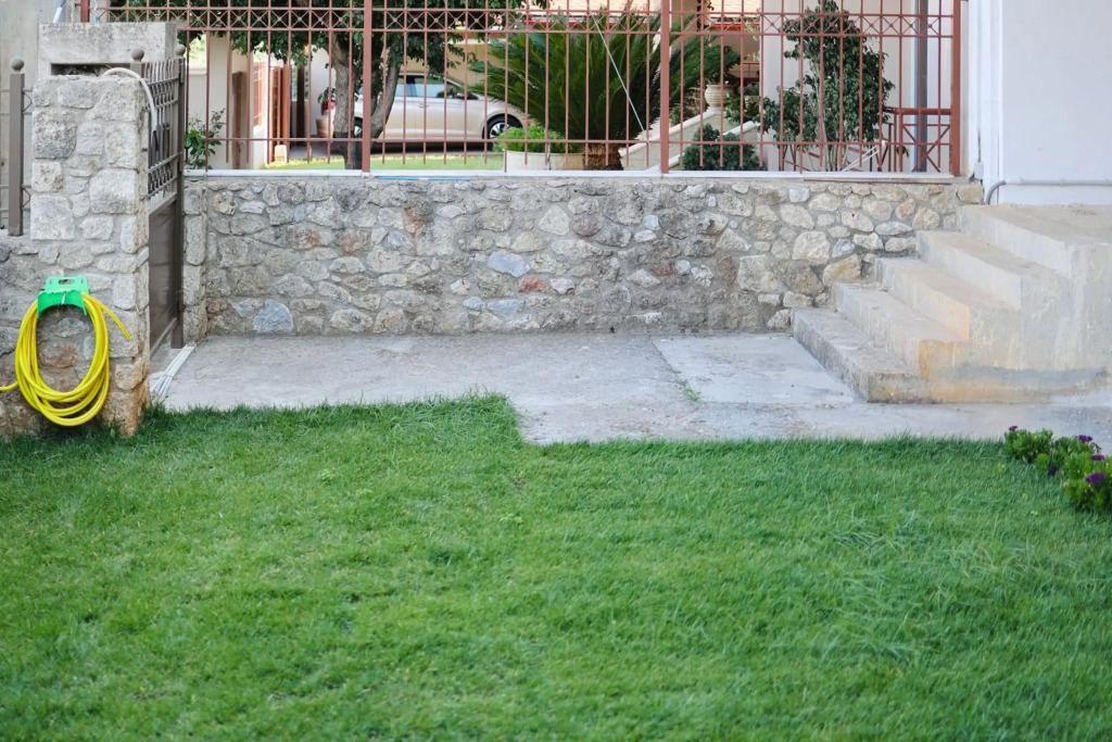 Μικρό διαμέρισμα της Αγγελικής με αυλή και parking