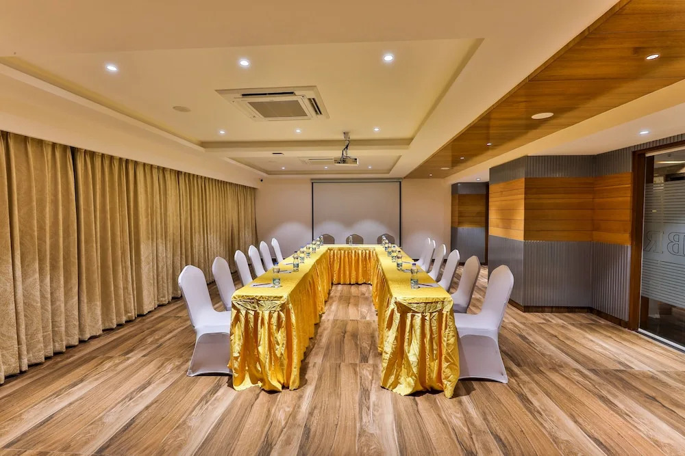 Hotel Vbr Grand Inn