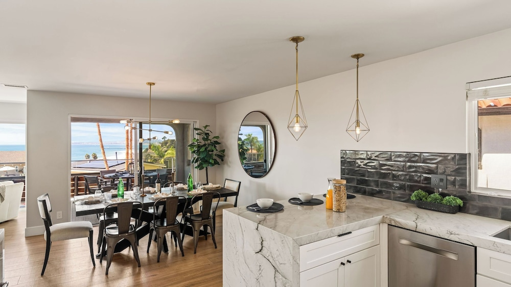 3 Condos, Steps to Beach, Rooftop Patio Trestles Trailhead Trio by Avantstay