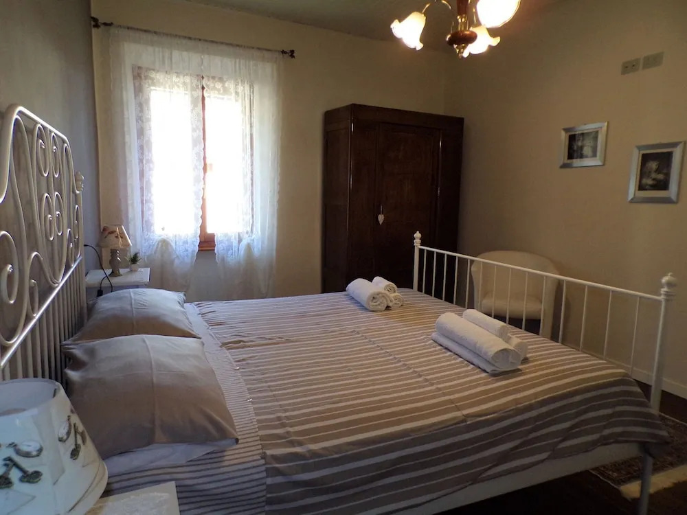 Quaint Holiday Home in Puegnago del Garda With Balcony