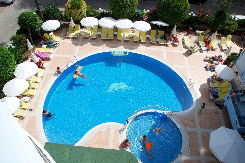 Risus Suit Hotel
