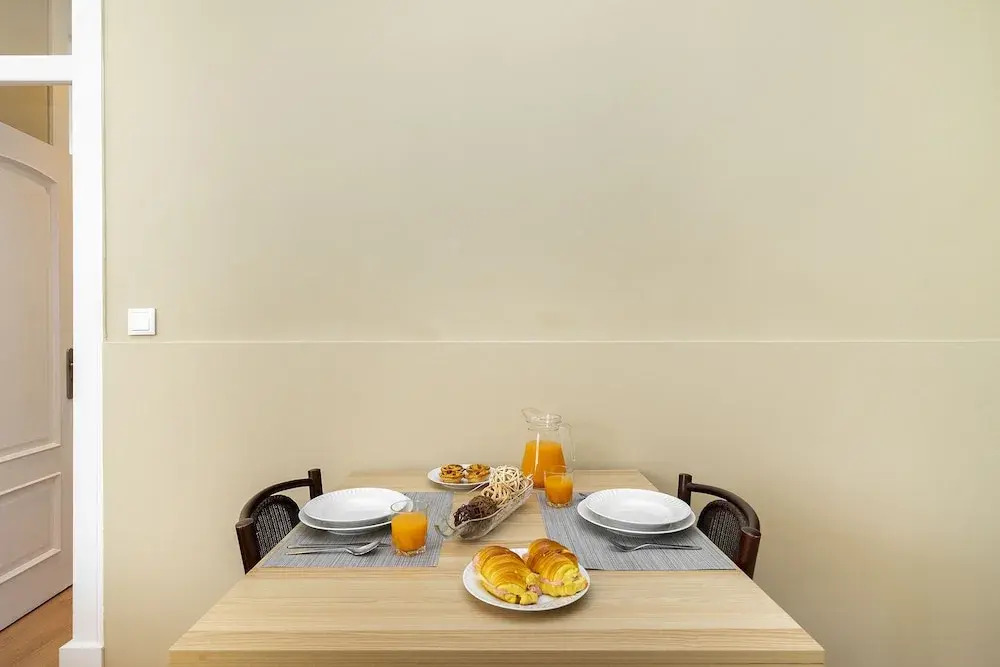 Urban Comfort: 1-Br Near Airport & Train Station
