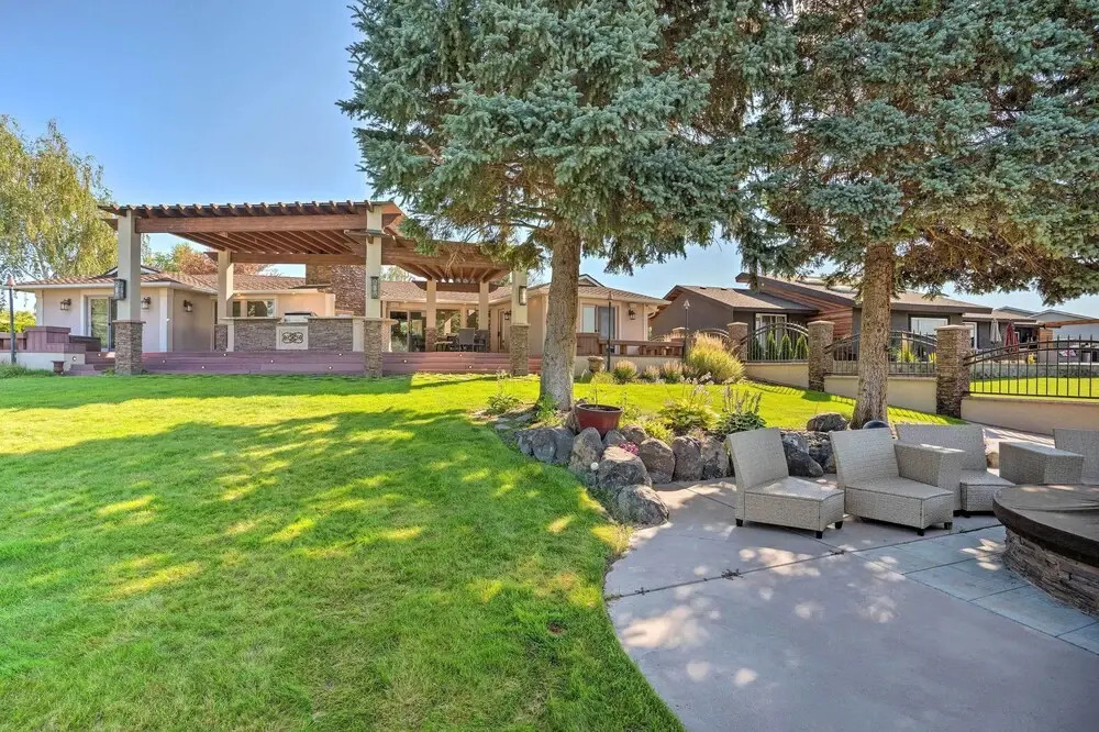 Moses Lake Retreat w/ Salt Water Hot Tub!