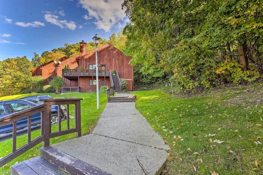 2 Mi to Waterpark: Vernon Township Gem w/ Balcony