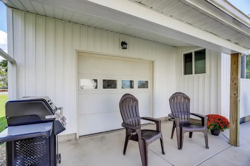 Walk to Lagoon Saloon! Chic Home on Nugent's Canal