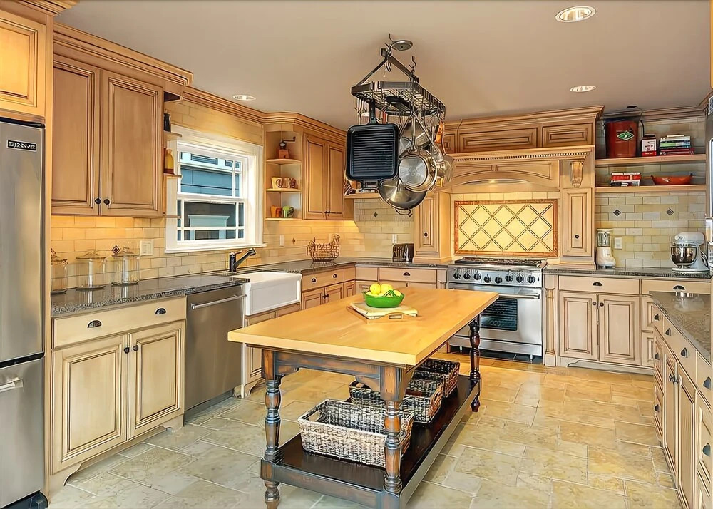 Ravenna Farm House - Four Bedroom Home with Fireplace