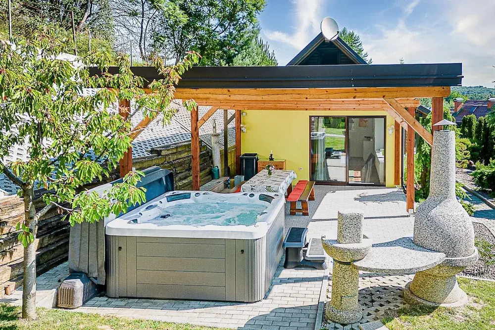 Ladybug House Nature Retreat w/ Jacuzzi - Happy Rentals