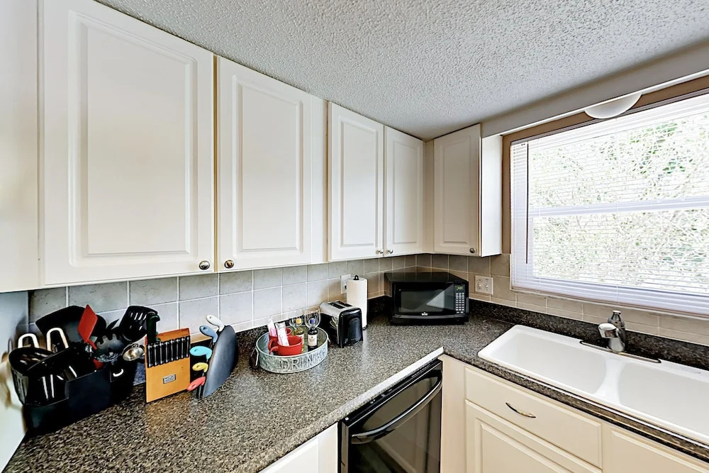 Waves 20 Condo - 2 Br condo by RedAwning