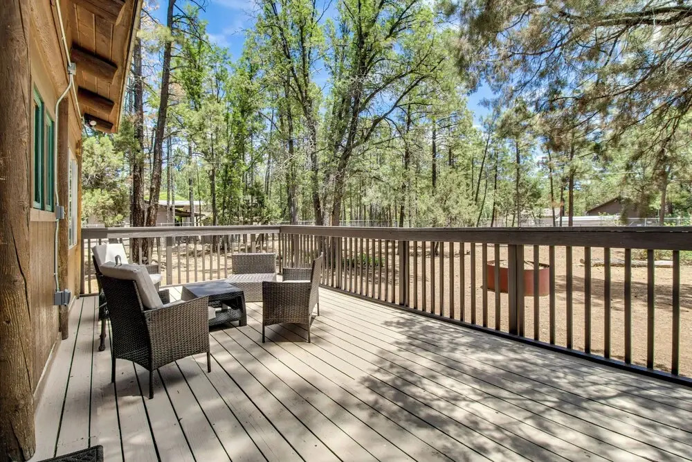 Cozy Log Cabin on 1/2 Acre in Lakeside!