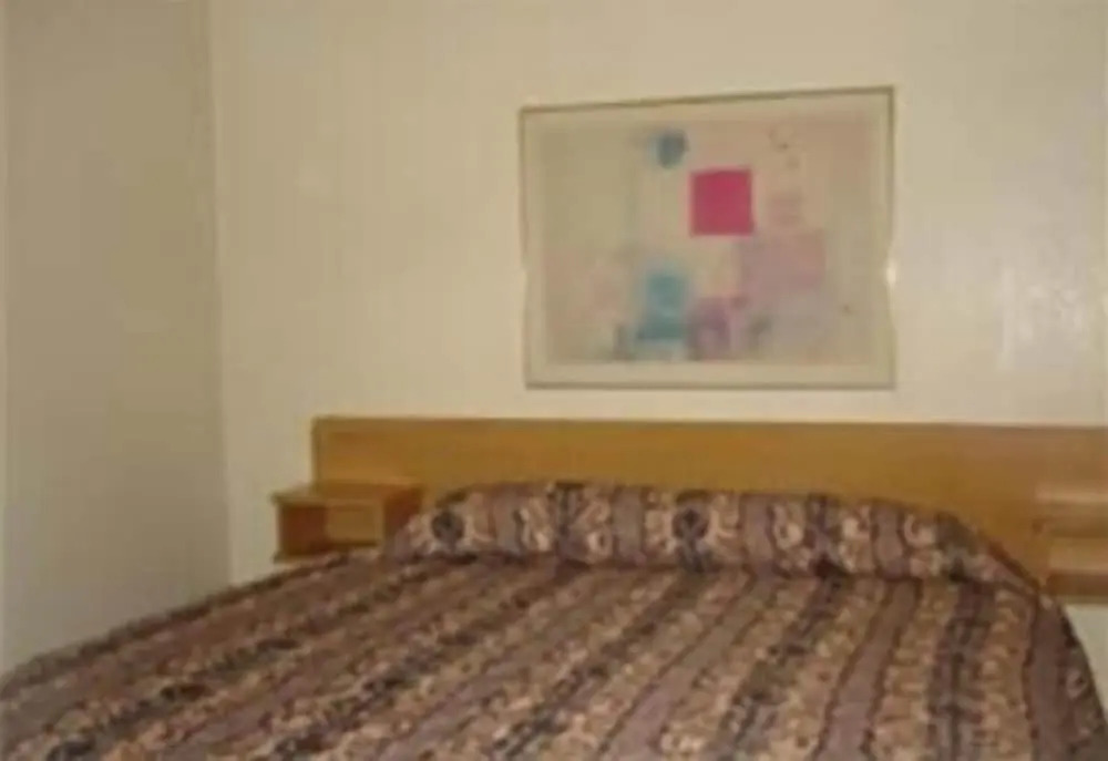 Colonade Motel Suites
