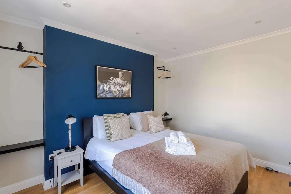Charming Central London Retreat by Frankie Says