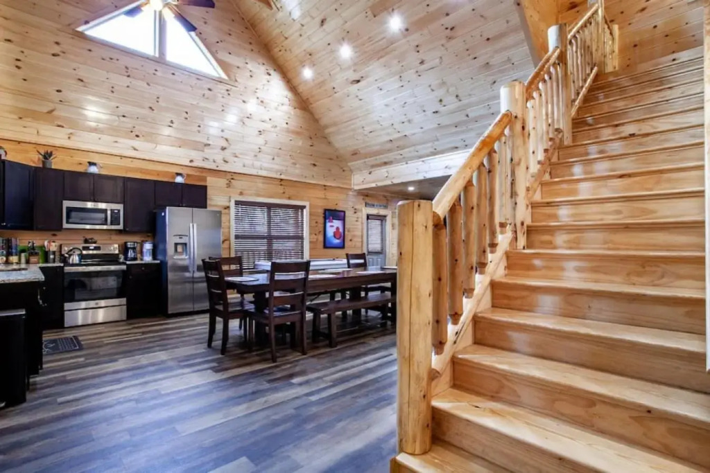Swimming Bears Lodge Two Cabins with Pools and HotTubs