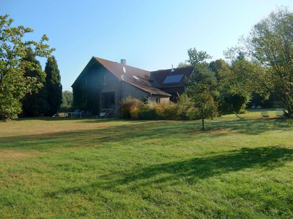 Mountain Stay Near Canal