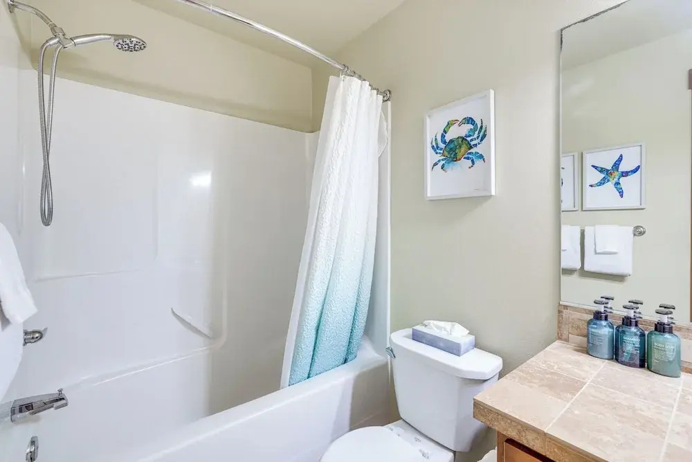 Walk to Lincoln City Beach: Townhome w/ Balconies!