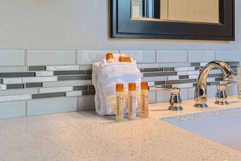 Blackstone Mountain Retreat #21! Walk To The Lifts! 4 Bedroom Apts by RedAwning