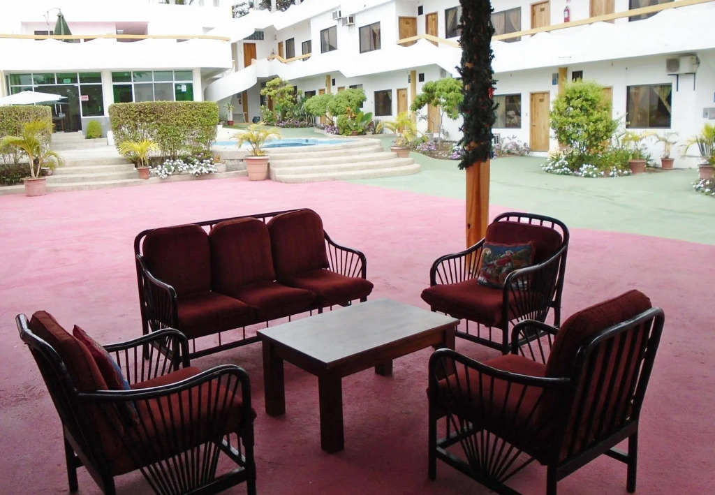 Hotel Pelican Bay Inn