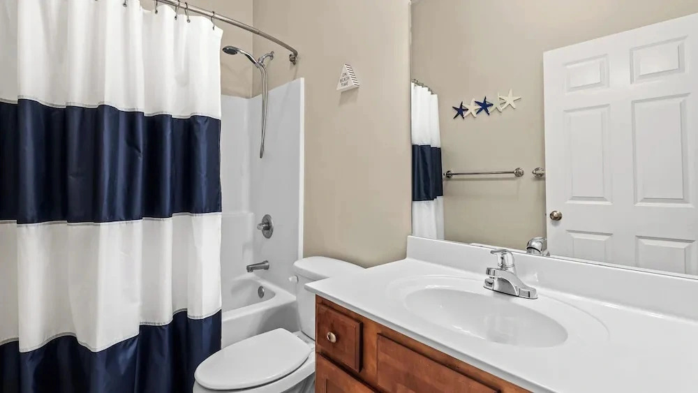 3BR Condo Near Peaceful Lake w/ Large Pool, Close to Beach