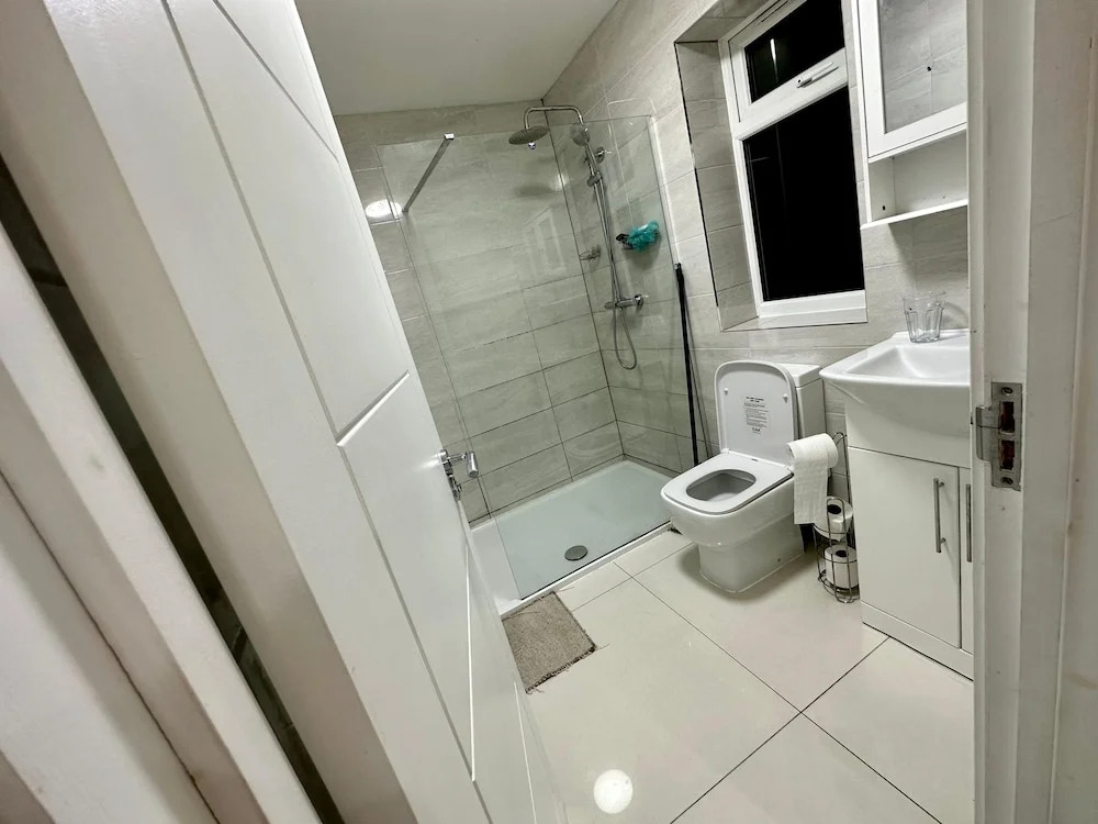 Separate One Bedroom Large Apartment in Slough