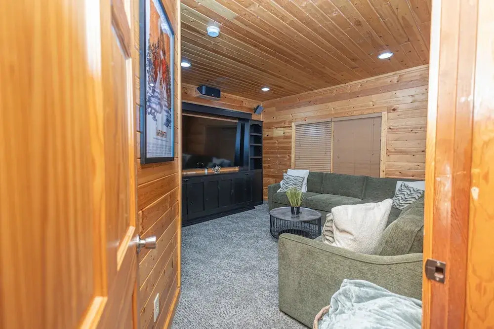 Majestic Springs Lodge 3 Bedroom Cabin by RedAwning