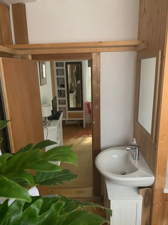 Rooms at no Three, Chameleon House