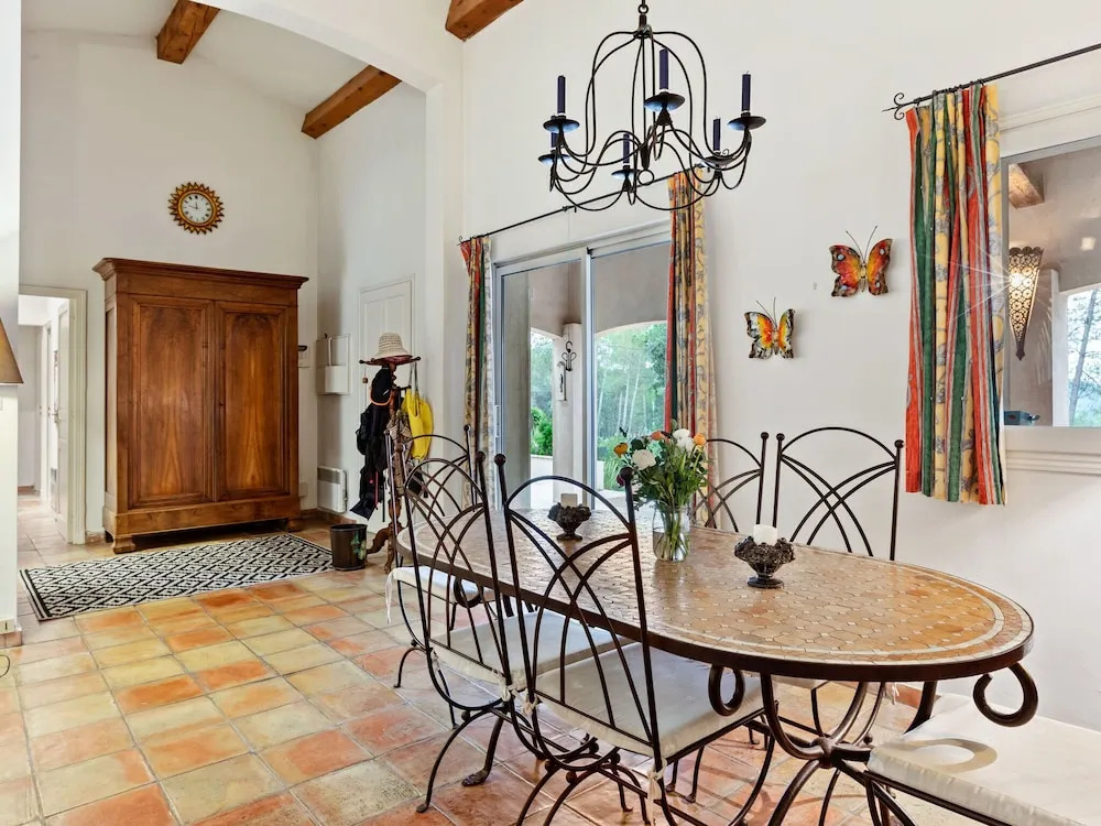Lavish Villa in Bagnols-en-forêt With Swimming Pool