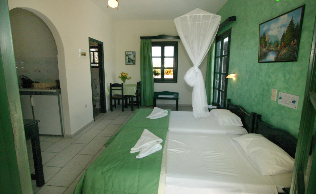 Studios Vrettos Beachside Hotel