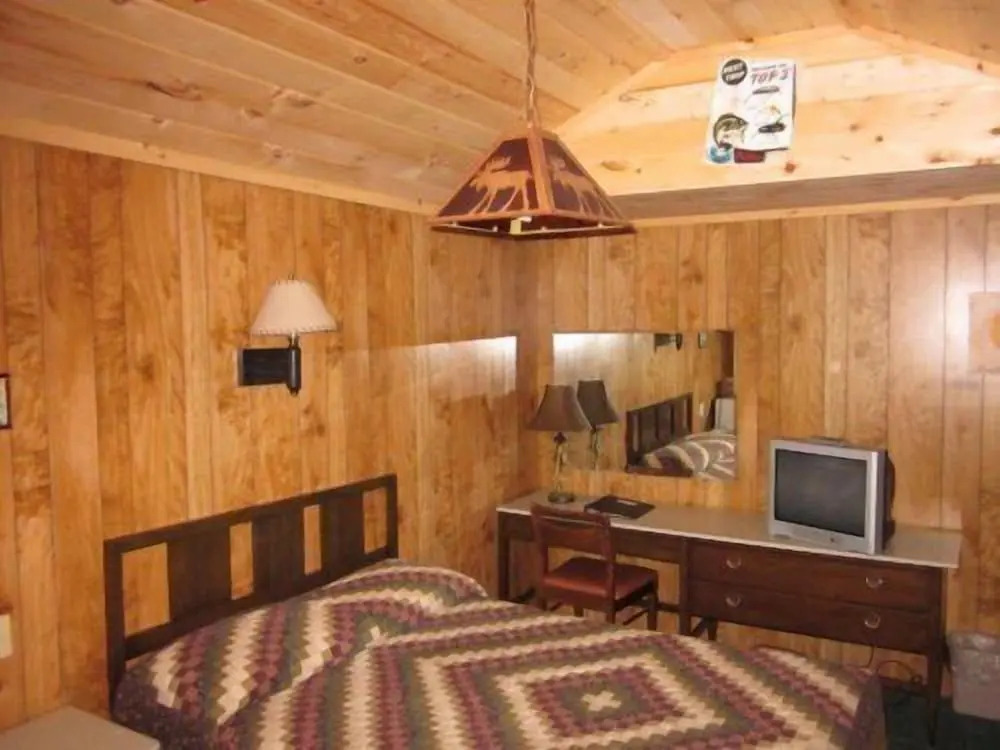 Brookside Motel & Cabins