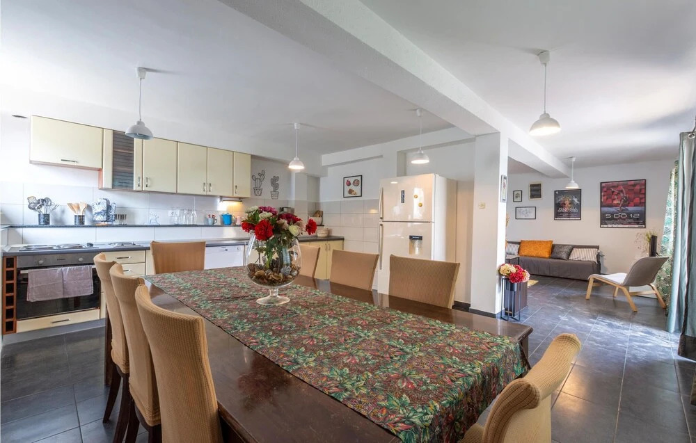Amazing Home in Sevid With Wifi and 9 Bedrooms