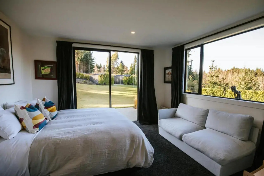 Mt Roy Terrace - Sleeps 8 - Mountain Views - Artwork Collection